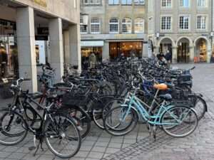 Deutschlands Fahrradstadt verzeichnet 4.561 Fahrraddiebstähle im Jahr 2025. Warum E-Bikes das Problem verschärfen und nur 12,61 % aufgeklärt werden.