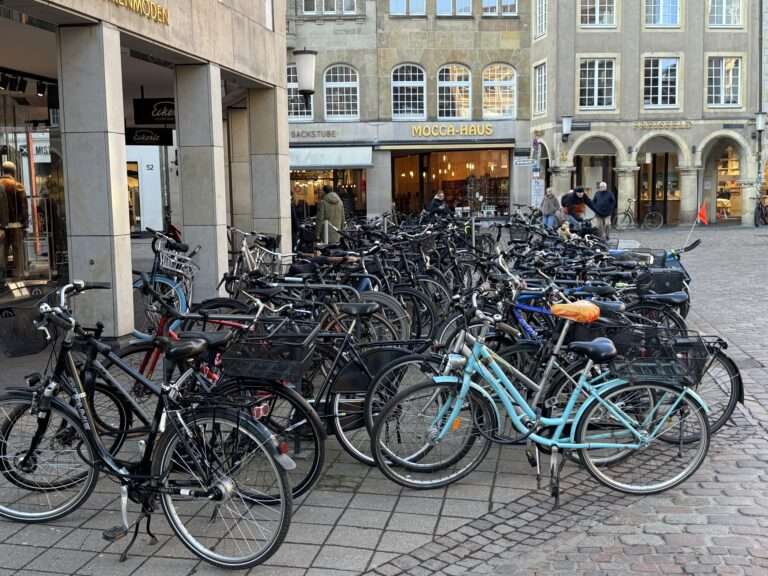 Deutschlands Fahrradstadt verzeichnet 4.561 Fahrraddiebstähle im Jahr 2025. Warum E-Bikes das Problem verschärfen und nur 12,61 % aufgeklärt werden.