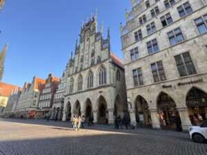 Eine Petition kritisiert massive Verzögerungen bei Einbürgerungen in Münster. Tausende Anträge liegen demnach unbearbeitet vor. Forderung nach Transparenz.