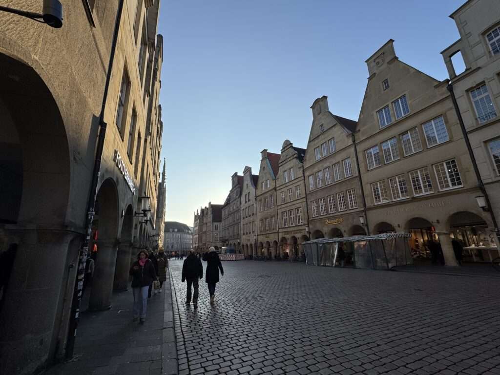 Neue Statistikdaten zeigen große Unterschiede bei der Wohndauer in Münster. Einige Stadtteile wirken stabil, andere sind stark von Wechsel und Zuzug geprägt.