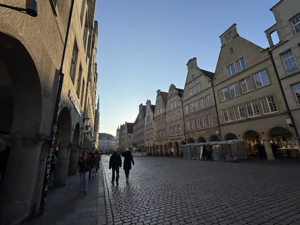 Neue Statistikdaten zeigen große Unterschiede bei der Wohndauer in Münster. Einige Stadtteile wirken stabil, andere sind stark von Wechsel und Zuzug geprägt.