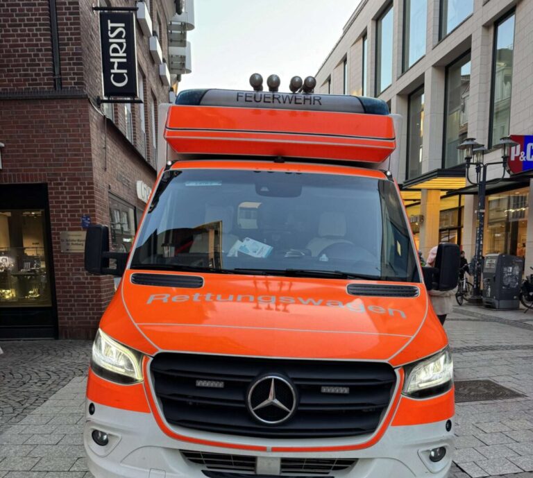 Feuerwehr sichert giftige Chemikalie in Ladenlokal in Paderborn