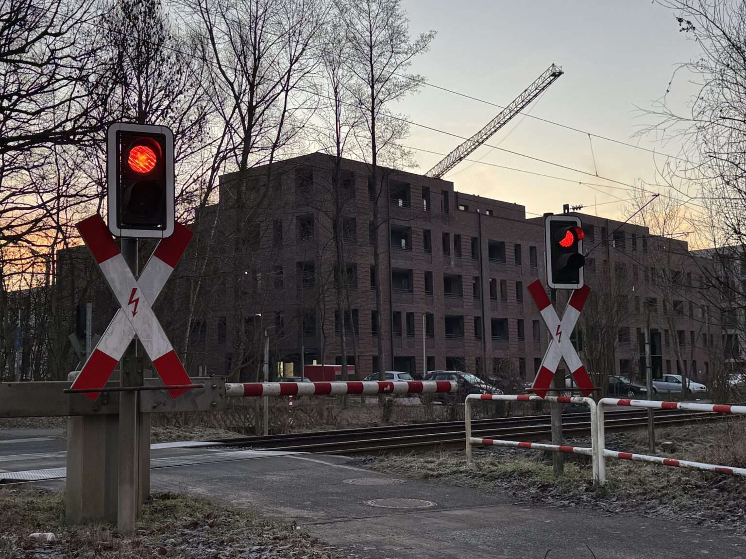 RB 65 trifft Baum mit 110 km/h: 69 Menschen bleiben unverletzt
