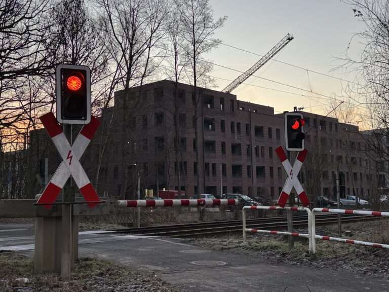 RB 65 trifft Baum mit 110 km/h: 69 Menschen bleiben unverletzt
