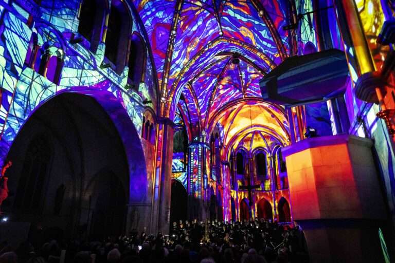 Mit dem Abschluss von LUMINISCENCE endet in Münster eine Veranstaltungsreihe, die Geschichte nicht erklärt, sondern erfahrbar gemacht hat. Für Gian Considine und Isil Dohnke war es ein letzter Eindruck dieser Inszenierung im Dom – verbunden mit der Hoffnung, dass LUMINISCENCE in den kommenden Jahren noch einmal nach Münster zurückkehrt.