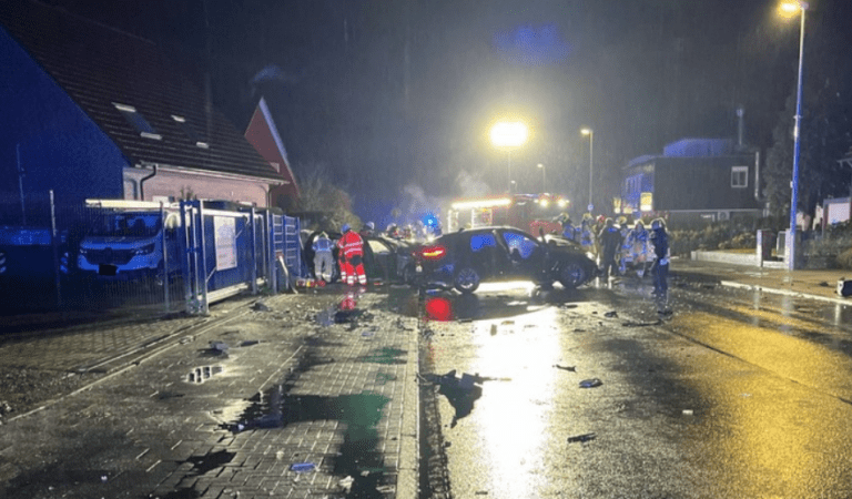 Frontalunfall in Dülmen: Sieben Menschen verletzt, Nordlandwehr bis 1.45 Uhr gesperrt. Unfallursache ist noch unklar.