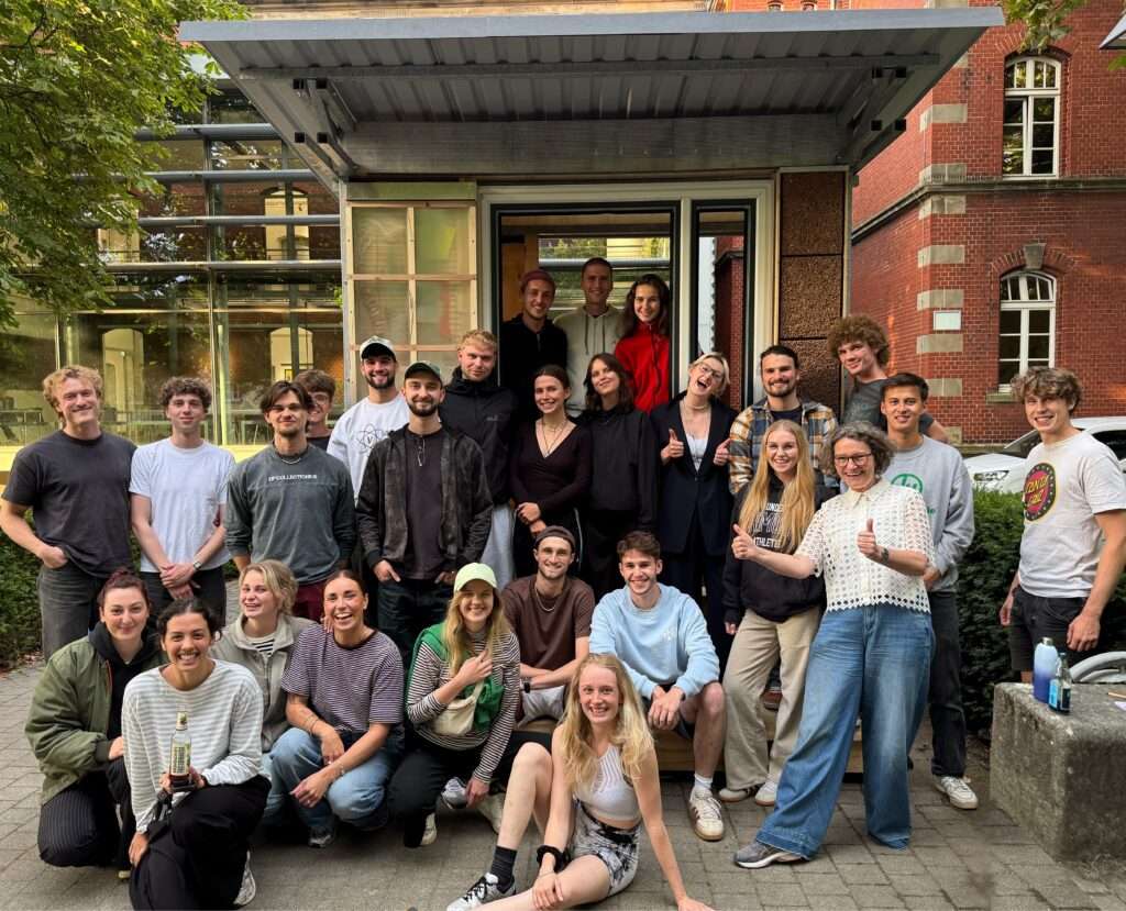 Auf dem Domplatz in Münster entsteht 2026 ein ungewöhnlicher Pavillon aus wiederverwendeten Baumaterialien. Das Projekt der FH Münster setzt auf zirkuläres Bauen und lädt zum Mitmachen ein.