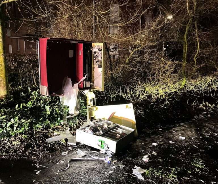Unbekannte sprengen Zigarettenautomat an der Merfelder Straße in Dülmen