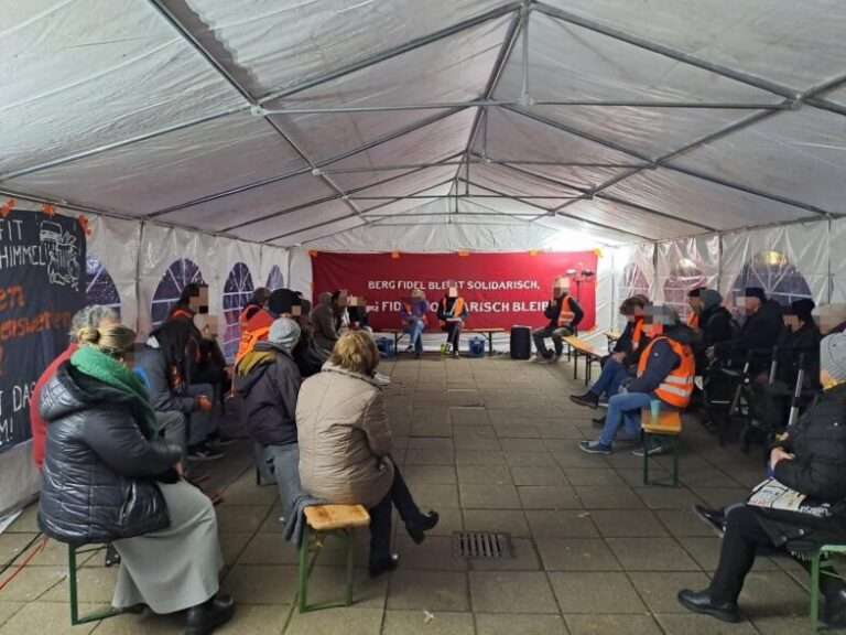 In Münster-Berg Fidel protestieren Mieter gegen die LEG. Anlass ist eine Versammlung und die Kündigung eines Beratungsraums.