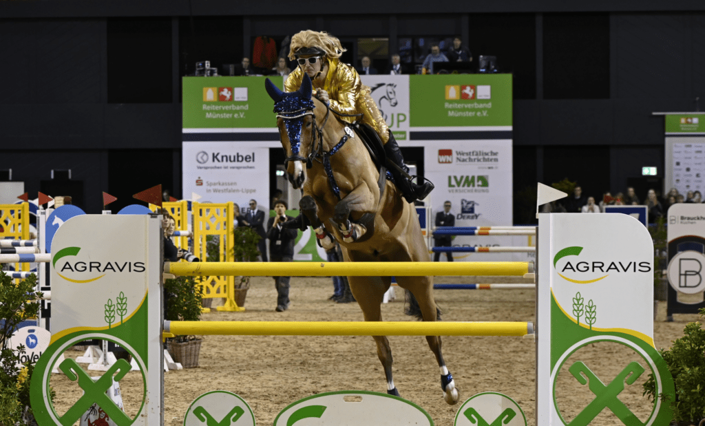 Späte Show beim AGRAVIS-Cup in Münster: Anna Maxi Althoff gewinnt das Kostümspringen