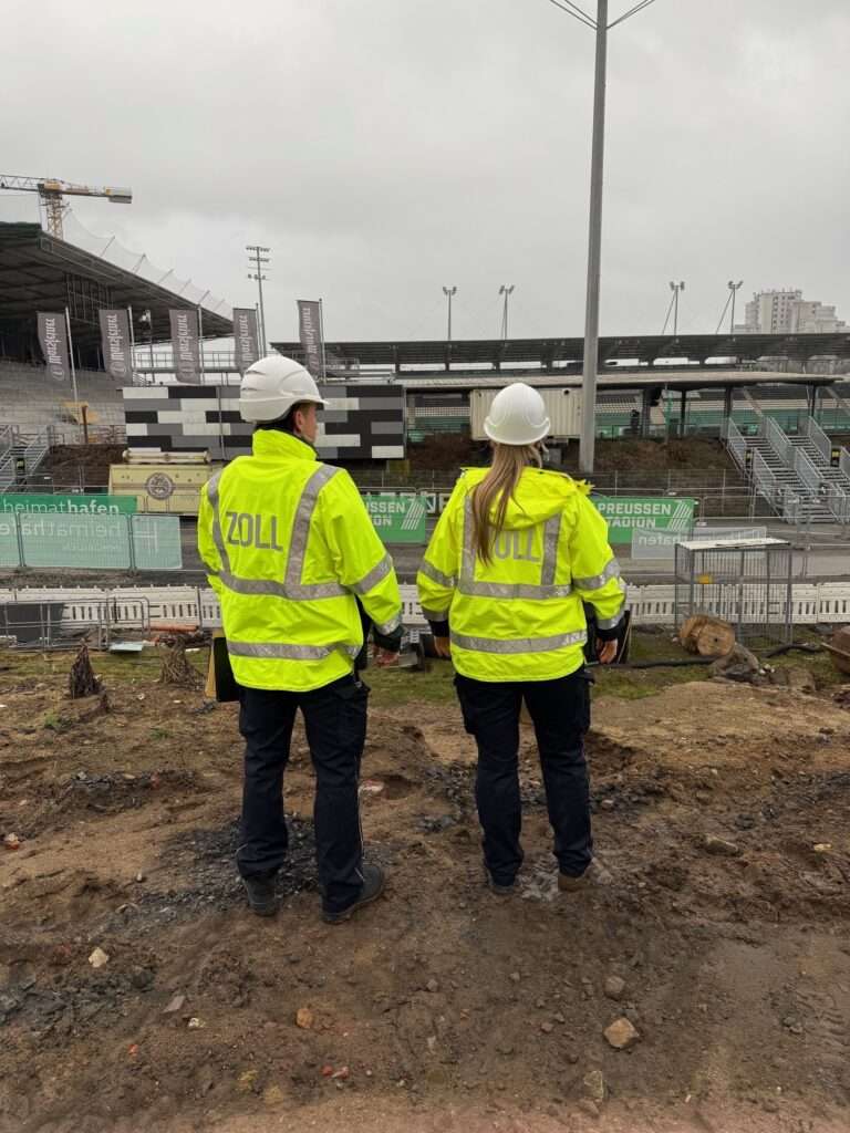 Zoll prüft Baustelle des Preußenstadions in Münster. FKS stellt illegale Beschäftigung fest – Ermittlungen dauern an, Bau läuft weiter.