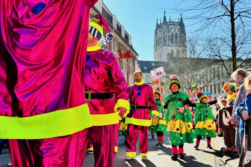 Bunt und fröhlich war der Rosenmontagszug 2025 in Münster. Auch in diesem Jahr gibt es mit der familienfreundlichen Zone an der Engelenschanze und dem glasfreien Bereich am Alten Steinweg zwei besonders geschützte Bereiche für Feiernde. ©Stadt Münster