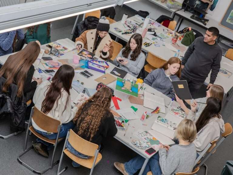 24 Schülerinnen und Schüler aus Israel waren zu Gast am Gymnasium Paulinum in Münster. Das Projekt fördert interreligiösen Dialog und kulturellen Austausch.
