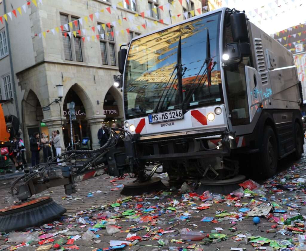 Nach dem Rosenmontagsumzug in Münster sammelten die awm rund elf Tonnen Müll ein – deutlich weniger als im Vorjahr.