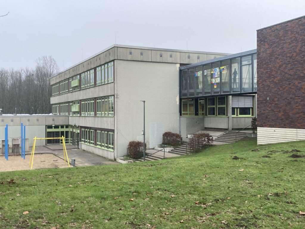 Die Gesamtschule Münster-West in Roxel wird für 46,4 Millionen Euro saniert. Rat entscheidet im März, Baustart ist für Sommer 2026 geplant.
