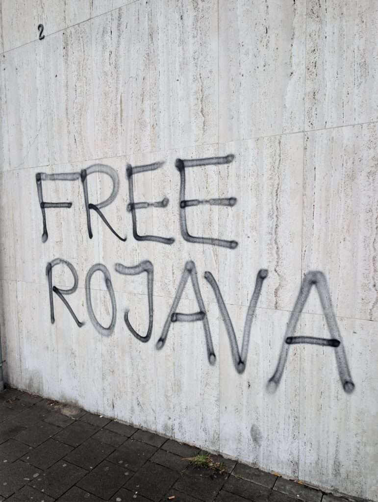 Nach „Free Rojava“-Schriftzügen in Münster zeigt sich die Linke solidarisch. Während der Staatsschutz ermittelt, verteidigt die Partei die Aktionen als politischen Protest.