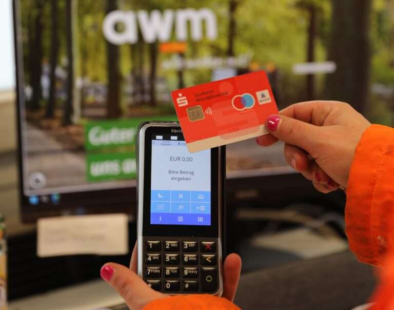 Ab 16. März zahlen Bürger an Münsters Recyclinghöfen nur noch bargeldlos. Die awm stellen alle Standorte um.