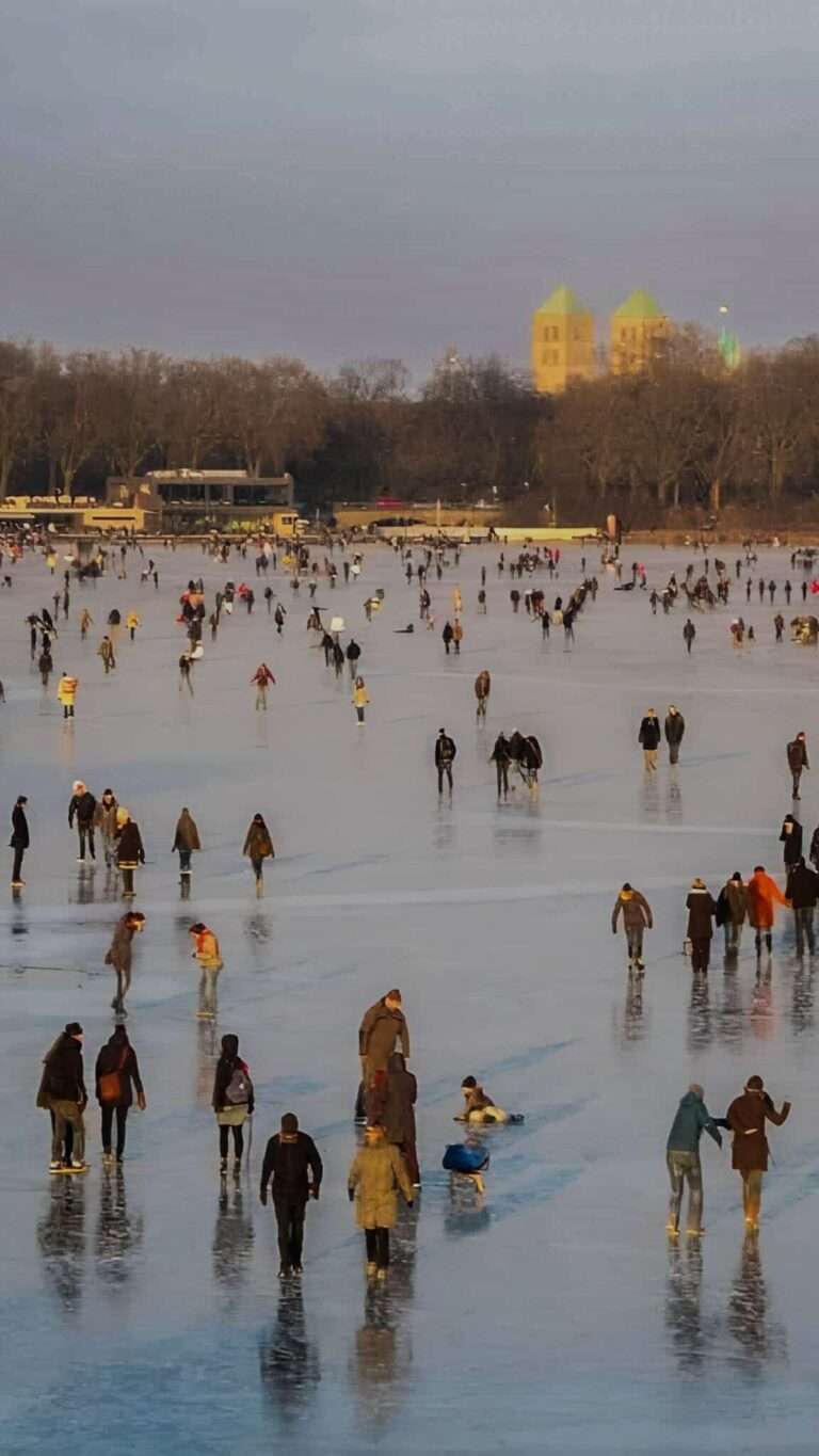 Der Eiswinter 2012 ließ den Aasee zufrieren. Warum es so kalt war, was damals in Münster geschah und warum trotz dicken Eises gewarnt wurde.