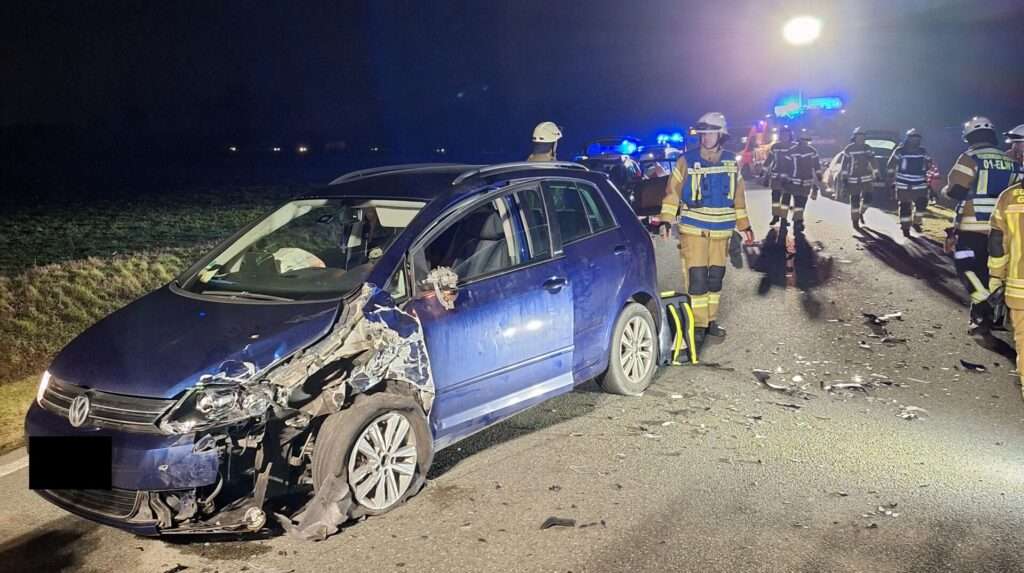 Verkehrsunfall in Greven: Zwei Pkw kollidieren auf der Altenberger Straße. Zwei Verletzte, eine Person schwer verletzt. Feuerwehr im Einsatz.