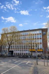 Bauarbeiten am Berliner Platz 35 in Münster sorgen für Aufmerksamkeit. Das Gebäude am Hauptbahnhof wird als Bürostandort neu positioniert.