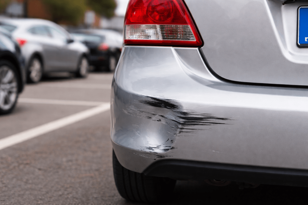 Eine ADAC-Analyse zeigt: Selbst kleine Parkrempler kosten immer mehr. Warum moderne Technik Reparaturen verteuert – und wie man sparen kann.