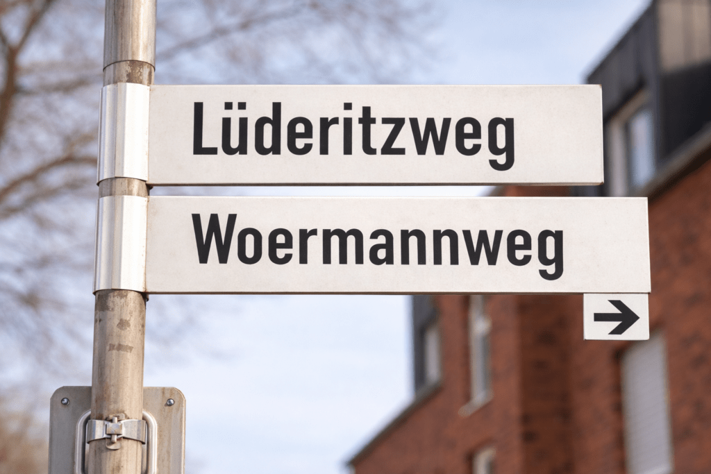 In Münster sind zuvor verschwundene Straßenschilder nach Umbenennungsbeschlüssen wieder angebracht worden.