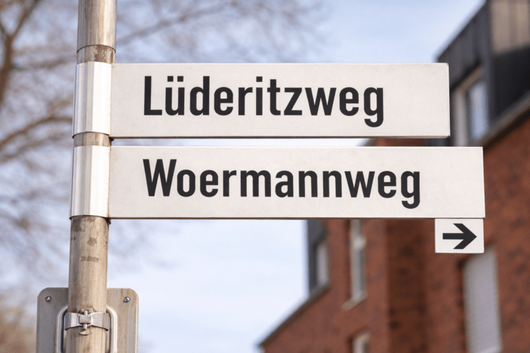 In Münster sind zuvor verschwundene Straßenschilder nach Umbenennungsbeschlüssen wieder angebracht worden.