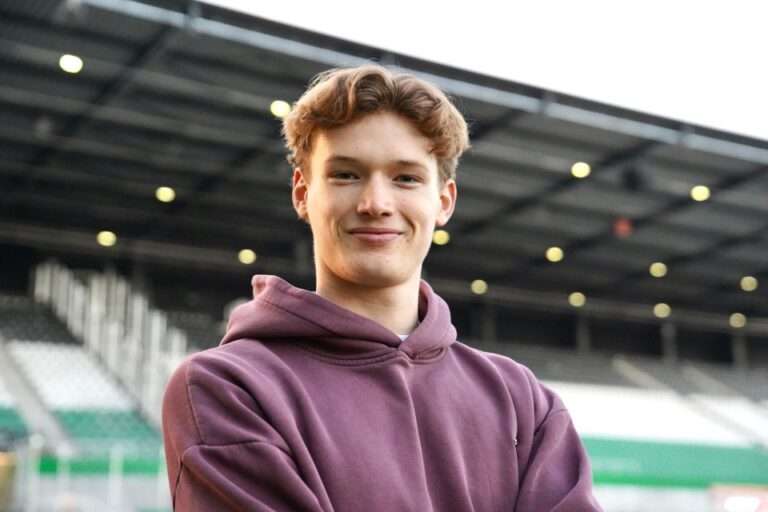 SC Preußen Münster stattet Nachwuchsspieler Niklas Varelmann mit einem Profivertrag aus. Der 19-Jährige rückt zur kommenden Saison in den Lizenzkader auf.