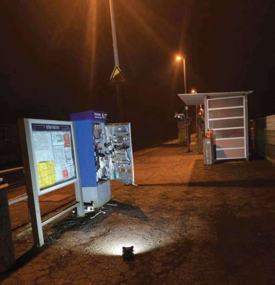 Zwei Männer nach Serie von Aufbrüchen an DB-Fahrkartenautomaten festgenommen. Bundespolizei ermittelt, ein Tatverdächtiger sitzt in U-Haft.