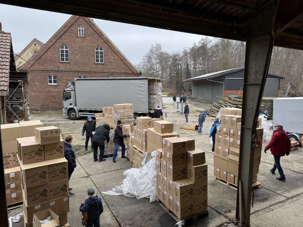 Vorbereitung auf Rosenmontag in Münster: Die KG Freudenthal verlud am Samstag 65 Kubikmeter Kamelle für sechs Wagen mit 180 Aktiven.