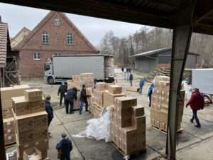 Vorbereitung auf Rosenmontag in Münster: Die KG Freudenthal verlud am Samstag 65 Kubikmeter Kamelle für sechs Wagen mit 180 Aktiven.