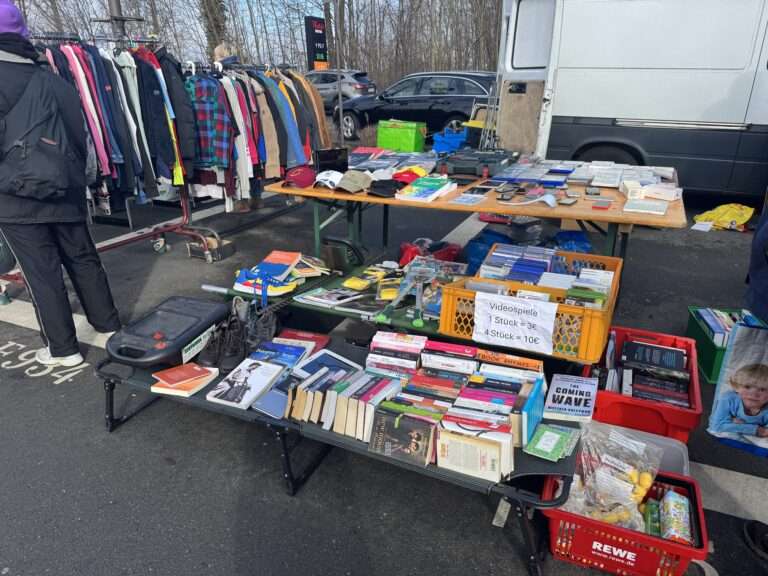 Der Hofflohmarkt in Münster-Rumphorst lockte viele Besucher in die Wohnstraßen. Mehr als 50 private Stände machten das Viertel lebendig.