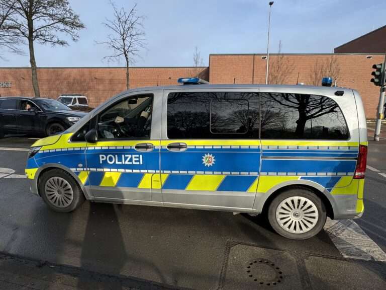 Schwerer Unfall bei Bassum: Auto kracht auf L333 gegen Baum