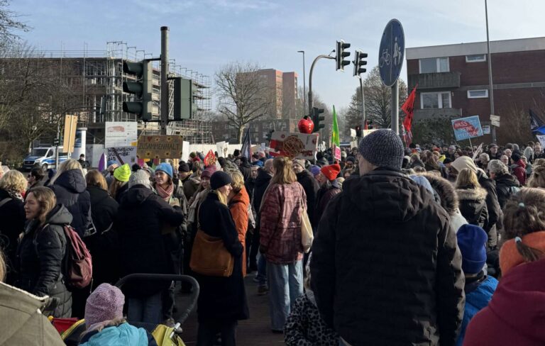 AfD-Kundgebung und Gegenproteste in Münster-Coerde: Polizei zieht positives Fazit, Beteiligung geringer als angekündigt, Versammlungen verlaufen überwiegend friedlich.