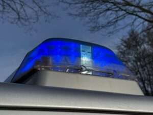 Mit mehr als 100 km/h vor Polizei geflüchtet: Mercedes landet in der Donau