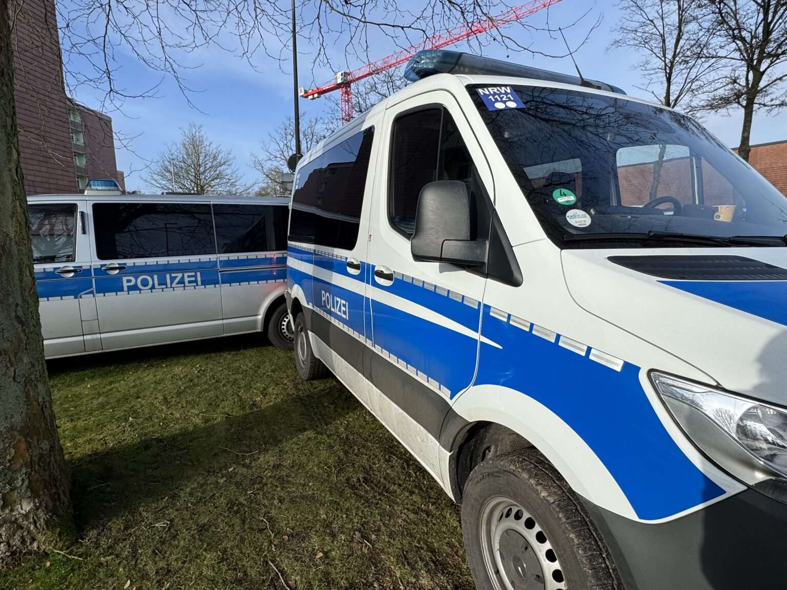 Messerattacke bei Karnevalsfeier in Leverkusen: 15-Jähriger schwer verletzt, Polizei ermittelt.