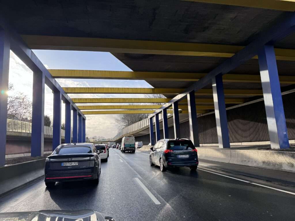 In Münster stockt der Verkehr aktuell auf mehreren Hauptachsen. Feierabendverkehr, Baustellen und der bevorstehende 1. Mai belasten die Stadt.