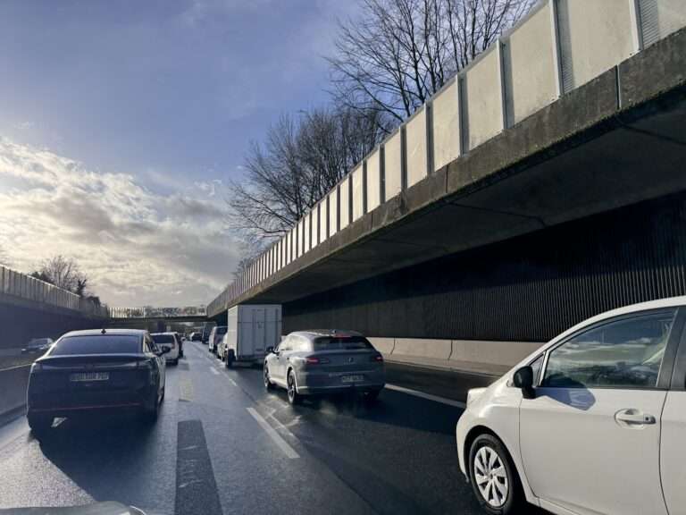 Gratis-Autowäsche löst Stau auf der Hammer Straße in Münster aus. Busse stecken fest, Rückstau bis zum Preußenstadion.