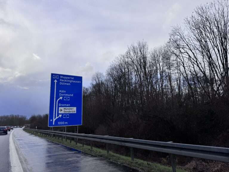 Lkw stößt auf der A1 bei Lengerich gegen Brücke