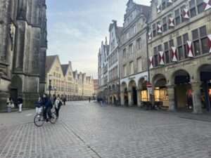 Mode, Wohnen und Schuhe: Drei Traditionshäuser vom Prinzipalmarkt laden am 14. März zum gemeinsamen Fashion Frühstück in Münster ein.