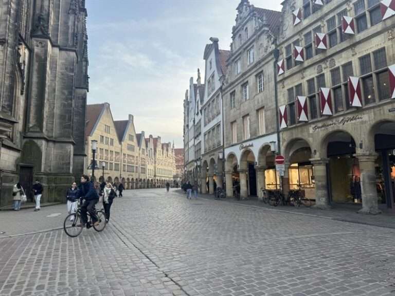 Mode, Wohnen und Schuhe: Drei Traditionshäuser vom Prinzipalmarkt laden am 14. März zum gemeinsamen Fashion Frühstück in Münster ein.
