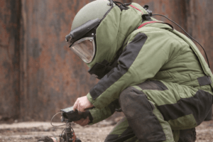 Unter dem Lamberti-Brunnen in Münster gibt es einen Blindgängerverdacht. Warum nicht sofort gehandelt wird und welche Regeln gelten.