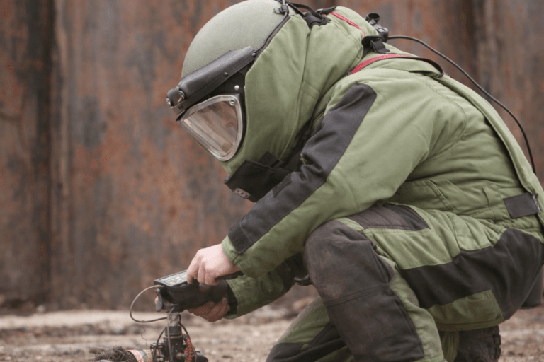 Unter dem Lamberti-Brunnen in Münster gibt es einen Blindgängerverdacht. Warum nicht sofort gehandelt wird und welche Regeln gelten.