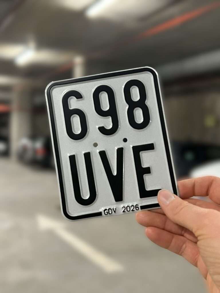 Ab 1. März 2026 sind in Münster nur noch schwarze Versicherungskennzeichen gültig. Wer weiter mit Grün fährt, riskiert Strafen und fehlenden Versicherungsschutz.