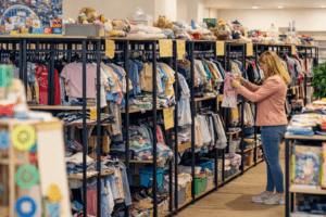 LOPPI eröffnet am 7. Februar 2026 im KOMcenter Münster. Das Konzept: ein dauerhaft geöffneter Indoor-Kinderflohmarkt mit Regalvermietung.