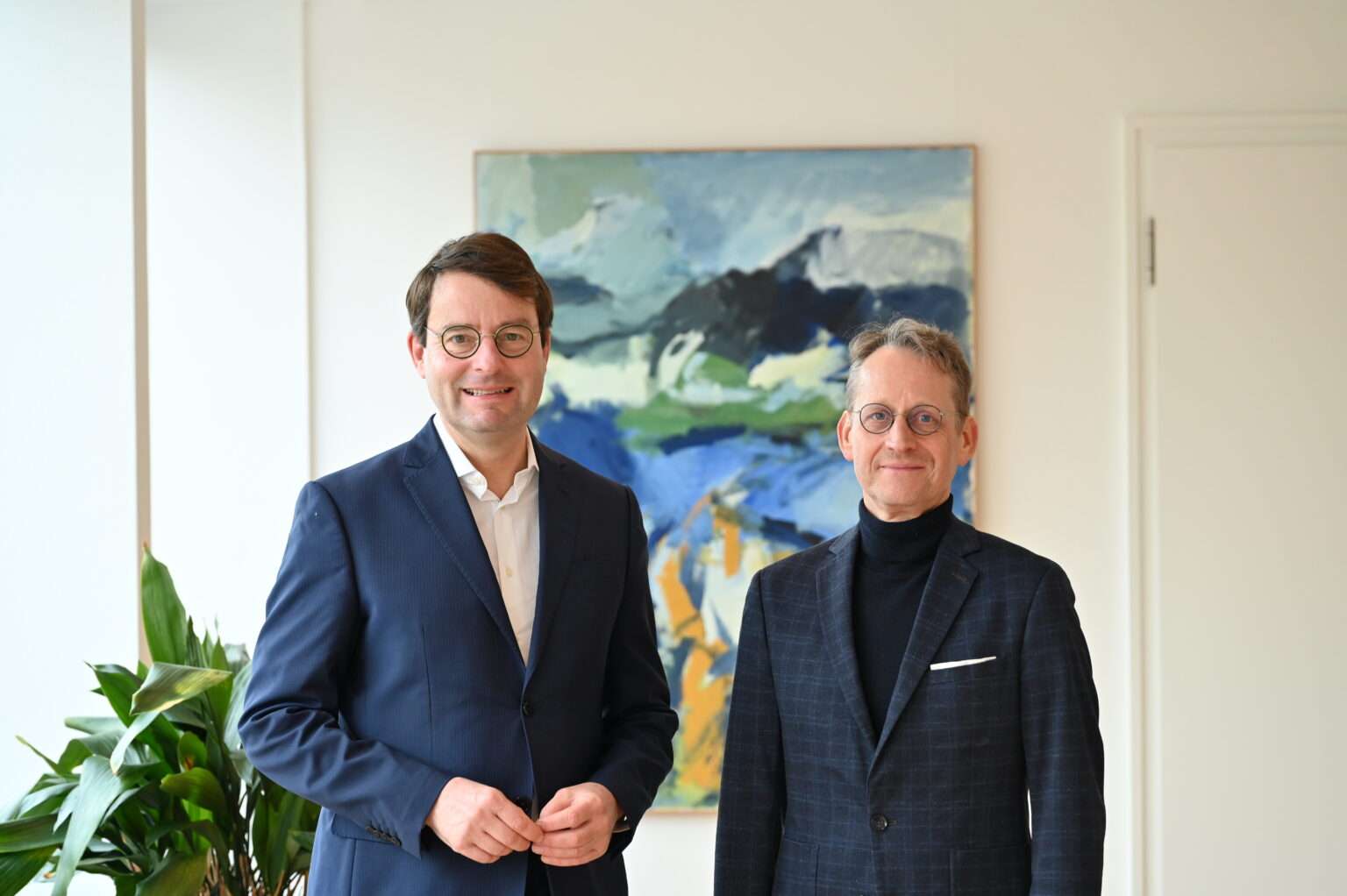 Regierungspräsident Andreas Bothe (l.) begrüßt den neuen Präsidenten des Landgerichts Münster, Olaf Wicher, in der Bezirksregierung Münster.