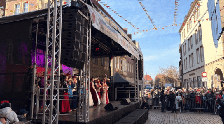 Beim Rathaussturm in Münster übernimmt Prinz Christian den Schlüssel. Rund 1000 Aktive feiern auf dem Prinzipalmarkt.