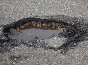 Der Winter hat Münsters Straßen zugesetzt. 560 Schlaglöcher wurden beseitigt, neun Teams sind im Einsatz. So ist die aktuelle Lage.