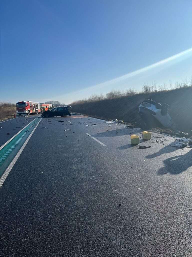 Schwerer Unfall auf der B474 bei Dülmen: Zwei Autofahrer aus Münster verletzt, Straße bis in den Abend gesperrt.