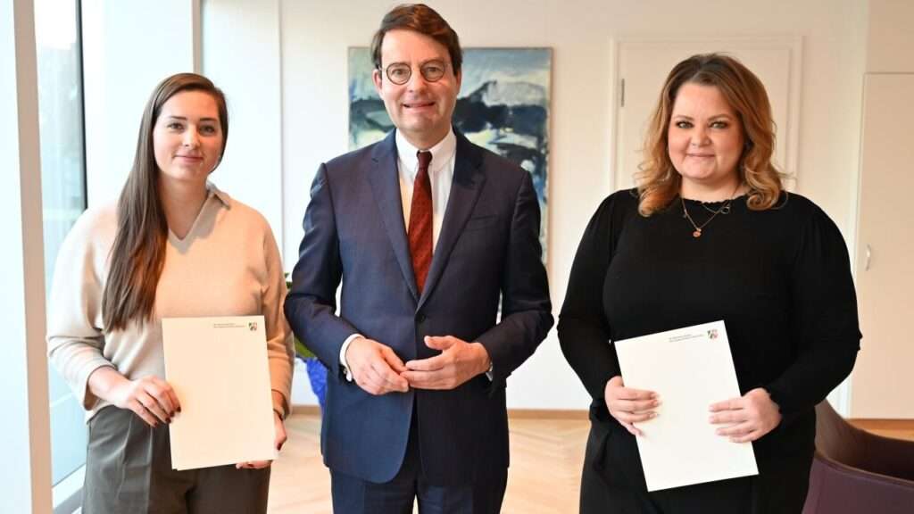 Zwei Frauen retten in Marl zwei Kinder aus einem Teich und werden für ihre mutige Rettungstat offiziell geehrt.